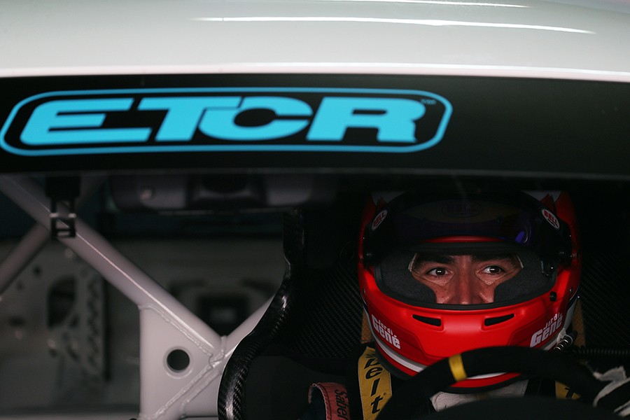 Jordi Gené keeps on testing the CUPRA e-Racer ETCR