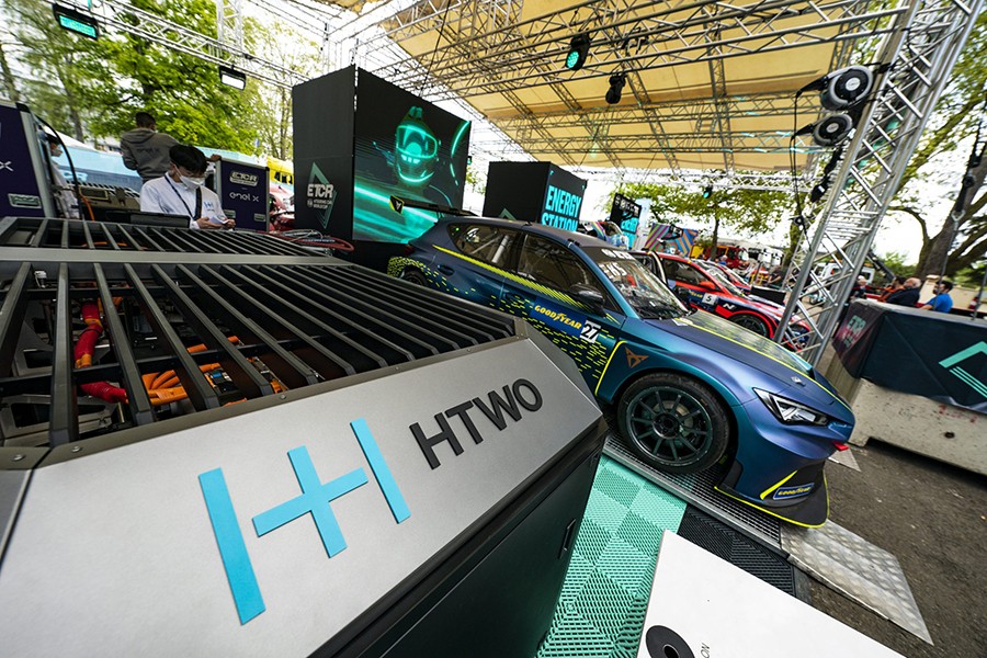 HTWO fuel-cell generator uses hydrogen to recharge ETCR cars